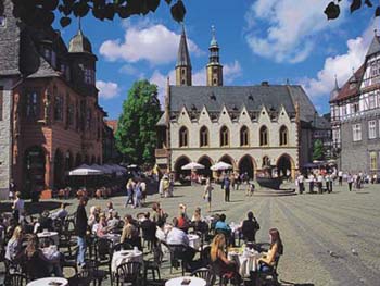 Marktplatz und Rathaus